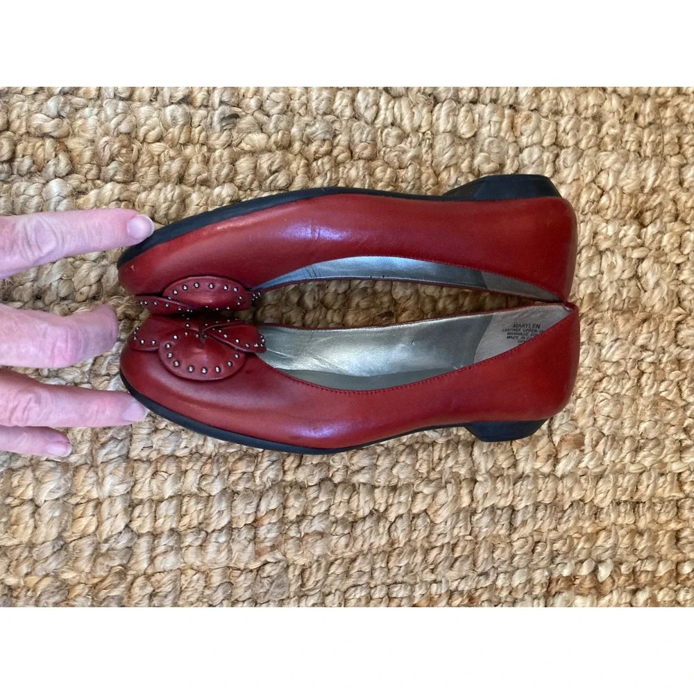 AK Anne Klein iFlex‎ Maaylen Red Leather Rosette Studded Ballet Flats Womens 7M